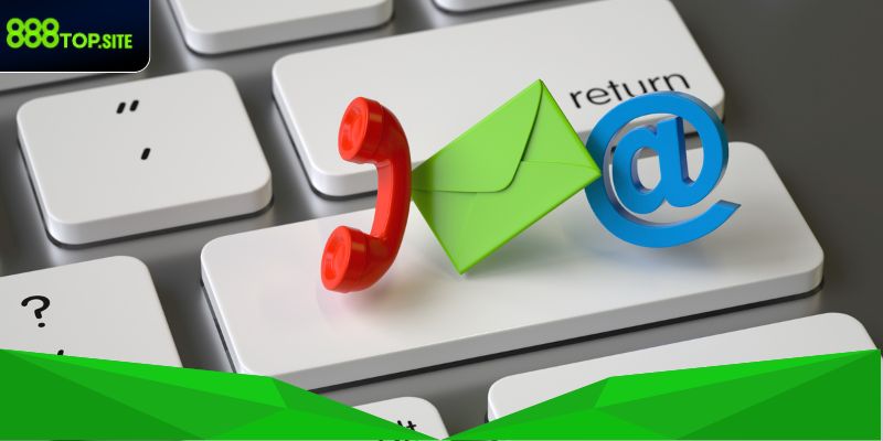 Giao diện trang chủ của 888TOP với các biểu tượng liên hệ được bố trí